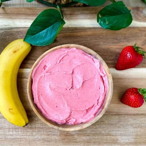 Treat yourself to this refreshing and nourishing strawberry banana smoothie bowl, which is thick, perfectly creamy, and easy to make. The healthy strawberry banana smoothie bowl is made with three simple ingredients: banana, strawberries, and soy milk. When these ingredients are blended together, the result is a delicious creamy smoothie bowl that is thick and tastes like strawberry ice cream that is healthy for you! Strawberry Milk Smoothie, How To Make A Strawberry Smoothie Bowl, Chocolate Strawberry Smoothie Bowl, Strawberry Banana Bowl, Smoothie Bowl Strawberry Banana, Low Fodmap Fruits, Low Fodmap Vegetables, Strawberry Smoothie Bowl, Storing Food Long Term