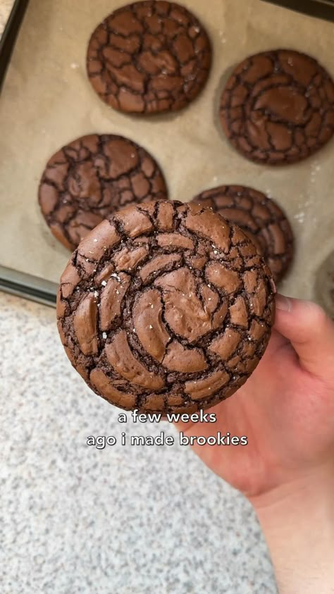 i had never tried brownie cookies before but they always look soooo good so i needed to try them…I LOVE BROWNIE COOKIES. they’re cookies but so much more fudgier, they have that crackly top that brownies have and the recipe is also very easy to make, i love them Baking Recipes Desserts, Sweet Dishes Recipes, Quick Recipes Snacks, Easy Baking Recipes Desserts, Tasty Baking, Healthy Sweets Recipes, Baked Dessert Recipes, Sweet Snacks Recipes, Delicious Snacks Recipes