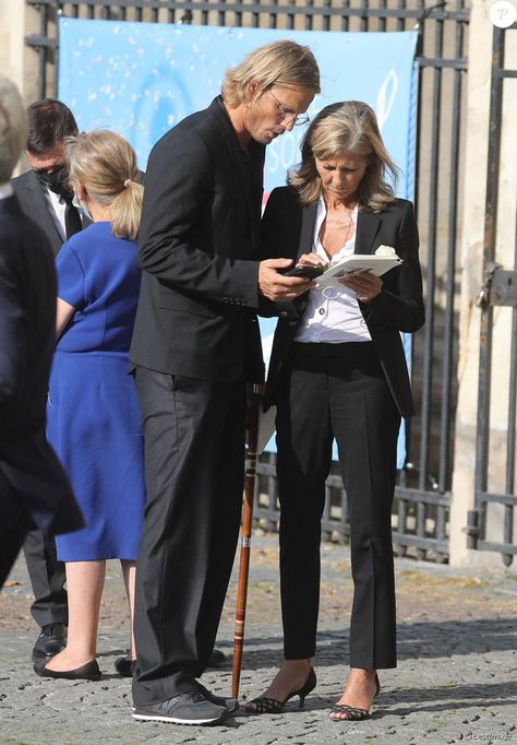 Obsèques de Florence Pinault : Claire Chazal retrouve Arnaud Lemaire, PDDA aussi présent : le diaporama - Purepeople Claire Chazal Style, Florence, Paris, Fictional Characters