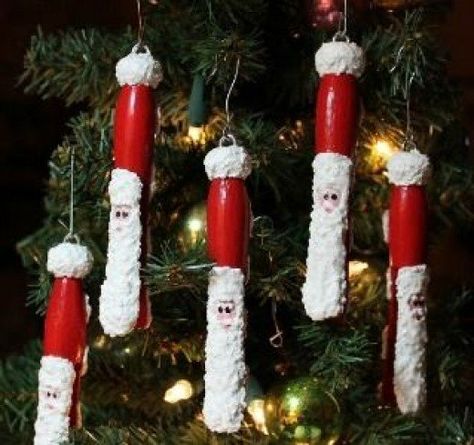 Diy Santa Ornaments, Clothes Pin Ornaments, Clothespin Art, Christmas Clothespins, Pin Crafts, Diy Santa, Santa Crafts, Clothes Pin Crafts, Office Christmas Decorations