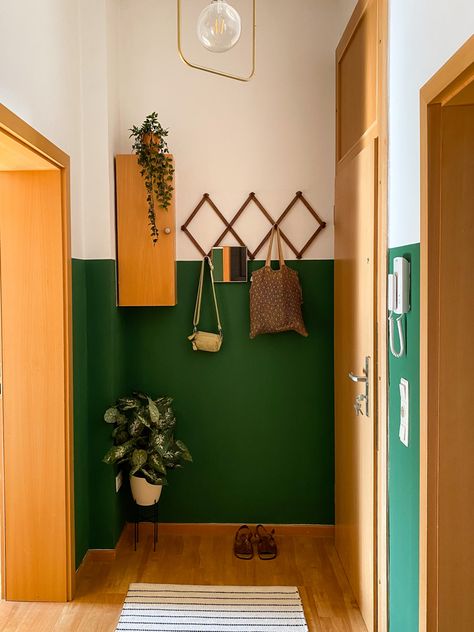 Retro Hallway Ideas, Green Foyer Entryway, Midcentury Hallway, Colourful Hallway, Lambriseringen Gang, Yellow Hallway, Small Entrance Halls, Green Entryway, Hall Entrada