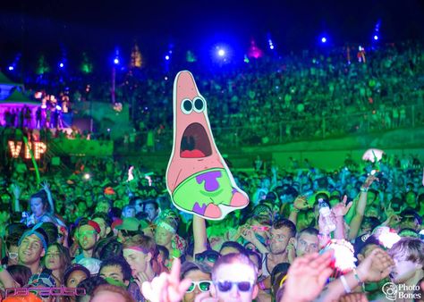 Image Courtesy: PasteMagazine // Bonnaroo Totems Totem Rave Ideas, Festival Totem Ideas, Totem Ideas Rave, Totem Pole Ideas Rave, Rave Totem Ideas, Festival Totem Pole, Rave Totems, Totem Rave, Rave Totem