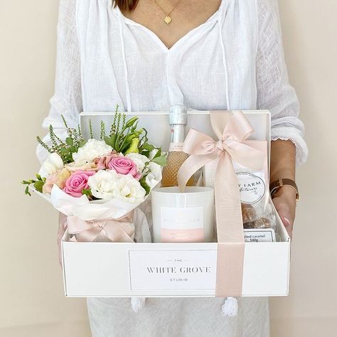 Showing love and care is just a small gesture away 💗 “ Love You Gift Box” available to order online for delivery or in-store pickup x | Instagram Skincare Basket Gift Ideas, Gifts Aesthetic, Creative Gift Baskets, Mom Gifts Box, Showing Love, Cute Gifts For Friends, Gift Wrapping Inspiration, Flower Box Gift, Preschool Gifts