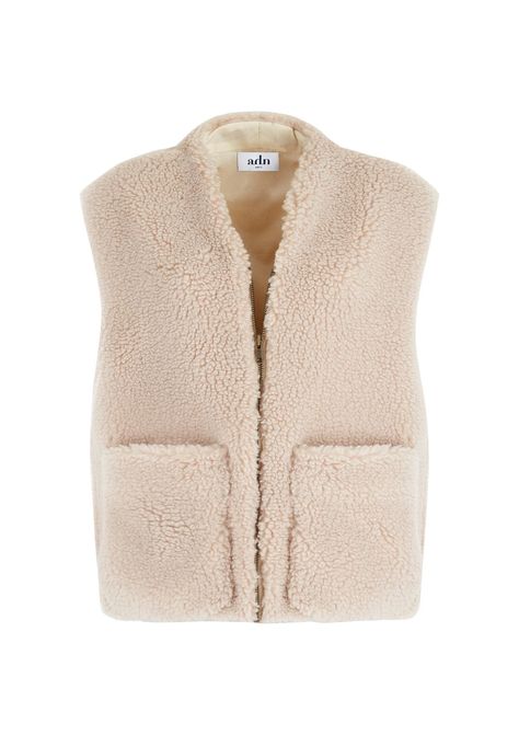 Shearling Gilet Outfit, Faux Shearling Vest, Italian House, Feminine Wardrobe, Chunky Knit Jumper, Fluffy Texture, Shearling Vest, Diy Couture, Style Cardigan