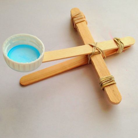 Popsicle stick catapult @ whatilivefor.net Diy With Popsicle Sticks, Catapult Diy, Catapult For Kids, Diy Catapult, Popsicle Stick Catapult, Popsicle Stick Diy, Popsicle Stick Crafts, Stem Projects, Popsicle Stick