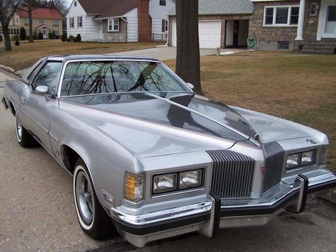 1976 Pontiac Grand Prix:  Mary Nell had a silver 1976 Grand Prix with every possible options, I think... Automobile Advertising, Pontiac Cars, Old School Cars, Pontiac Bonneville, Pontiac Grand Prix, Us Cars, Pontiac Gto, Unique Cars, American Muscle Cars