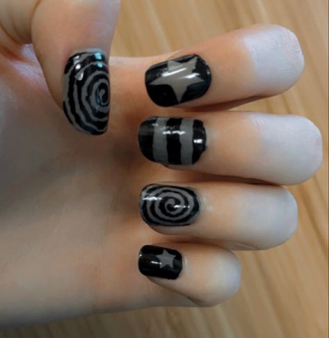 Emo Gel Nails Short, Gothic Nail Designs Short, Short Alt Nail Ideas, Red And Black Emo Nails, Green Day Nails, Nails Grunge 90s, Black Short Nail Designs, Short Nails Ideas Black, Short Emo Nails