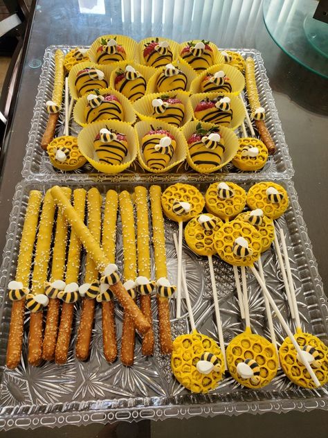 Bee Theme Food Ideas, Bee Themed Desserts, Bee Shower Dessert Table, Honey Bee Dessert Table, Bee Themed Brunch, Honey Theme Desserts, Bee Themed Dessert Table, Bee Themed Snacks Parties Food, Yellow Treats