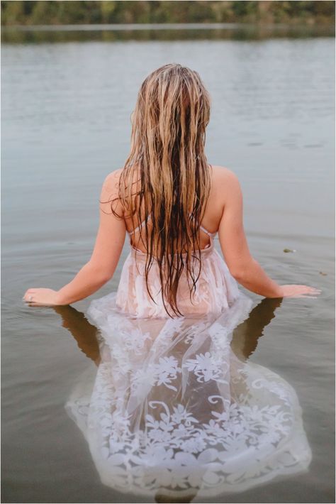 Senior Picture Ideas Laying In Water, White Dress River Photoshoot, Flowy Dress In Water Photoshoot, River Dress Photoshoot, Long Dress In Water Photoshoot, Water Dress Photoshoot, White Dress Water Photoshoot, Outdoor Boudiour Ideas Water, White Dress In Water