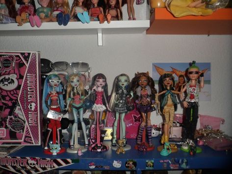 2011 Nostalgia, Monster List, Collection Aesthetic, Nostalgic Pictures, Moster High, Monster High Art, Monster High Characters, Monster Dolls, Doll Display