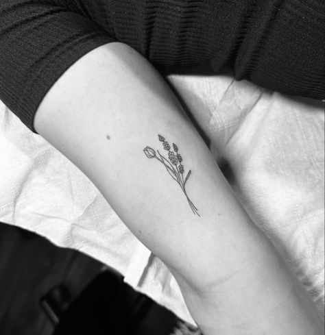 #tulips #tattoo #fineline Tulip And Lavender Tattoo, Tulip Line Tattoo, Tattoo Flower Wrist, Tattoo Ideas Delicate, Tulips Tattoo, Tattoo Tulip, Flower Wrist Tattoo, Simple Wave Tattoo, Flower Tat