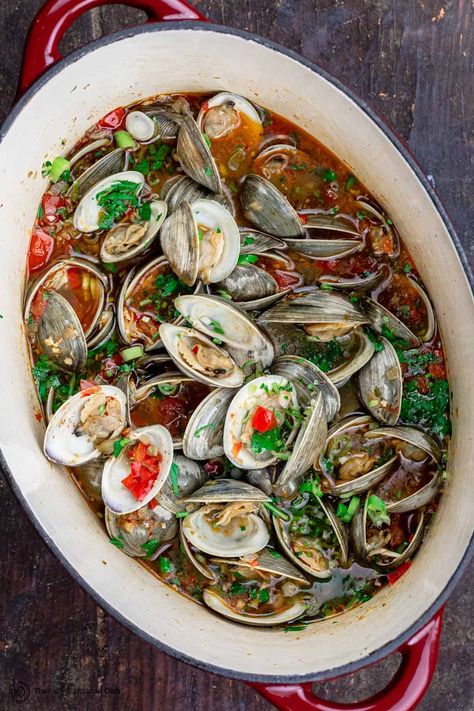 Hands down the BEST steamed clams recipe we've tried! And super easy to follow. You'll love the bright Mediterranean flavors in the garlic white wine broth! so good!!! How To Cook Clams, Steamed Clams Recipe, Clams Recipe, Steamed Clams, Mussels Recipe, Clam Recipes, Mediterranean Dishes, Seafood Dinner, Mediterranean Diet Recipes