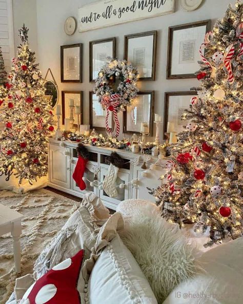 20 Stunning Christmas Trees Decorated For Some Holiday Sparkle Christmas Interiors, Little Christmas Trees, Cute Christmas Tree, Christmas Living Rooms, Holiday Sparkle, Rustic Christmas Tree, Christmas Decorations For The Home, Thanksgiving Decor, Christmas Tree Themes