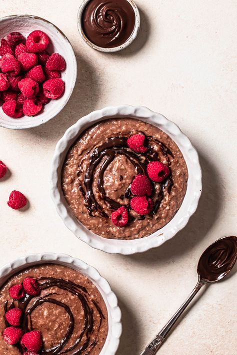 A "Nutella" Porridge recipe that is made using rolled oats and a healthy chocolate hazelnut spread, topped with raspberries! This chocolate porridge recipe is delicious and luxurious while being dairy free, refined sugar free and healthy! Nutella Porridge, Porridge Toppings, Nutella Raspberry, Chocolate Porridge, Healthy Nutella, Nordic Recipe, Porridge Recipes, Nutrition Sportive, Chocolate Oats