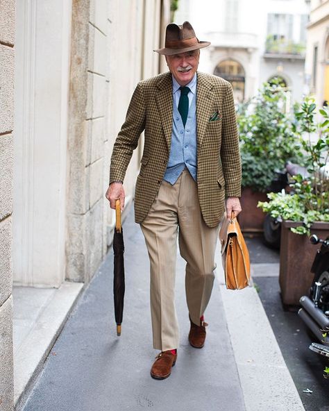 Scott Schuman sur Instagram : A walk in Milan with The Master Of Style Luciano Barbera! Milan (of course) Tweed Jacket Outfit Mens, Men Socks Suit, Tweed Jacket Outfit, Luciano Barbera, Mens Silk Scarves, Scott Schuman, Old Man Fashion, Older Mens Fashion, Preppy Mens Fashion