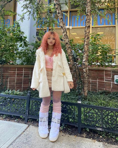 Moon Boots Kawaii, Pink Legwarmers Outfit, Fairycore Grunge Aesthetic, Legwarmers Outfit, Cyberpunk Mecha, Tiktok Clothes, Moon Boots Outfit, Creepy Cute Fashion, Fairycore Grunge