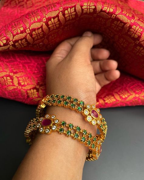 Kemp Bangles, Stone Bangles, Choker Designs, Bangles Gold, Antique Jewellery Designs, Gold Jewelry Simple Necklace, Black Beaded Jewelry, Stone Bangle, Gold Jewelry Simple