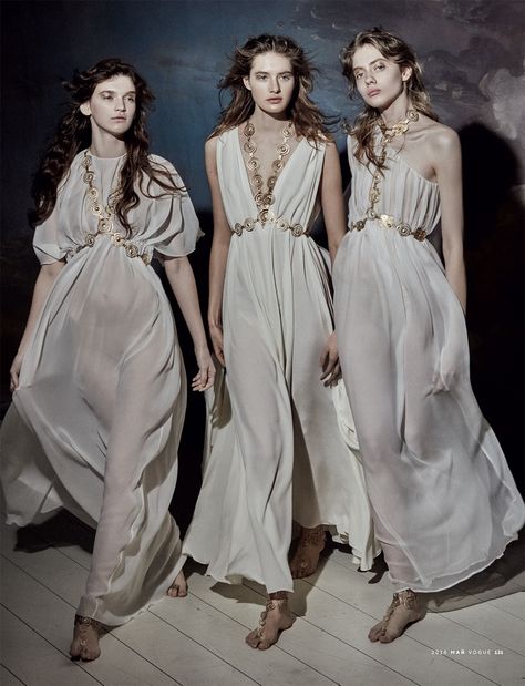 Regarder angélique, les modèles posent dans des robes blanches de rêve de Valentino Haute Couture Mariano Vivanco, Sanne Vloet, Greek Dress, Russia Fashion, Summer Goddess, Three Women, Greek Clothing, Vogue Russia, Greek Fashion