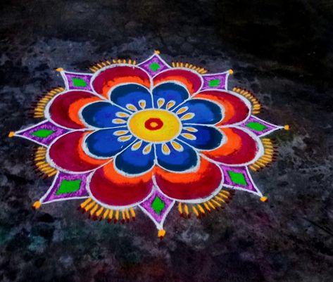 Colour Kolam Rangoli Patterns, Colour Kolam, Small Kolam, Henna Candles, Very Easy Rangoli Designs, Rangoli Designs Simple Diwali, Ganesh Art Paintings, Rangoli Side Designs, Big Rangoli