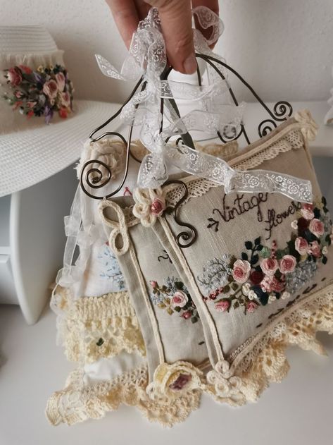 Shabby Chic Diy Projects, Fabric Trimmings, Shabby Chic Crafts, Lavender Bags, Shabby Chic Diy, Silk Ribbon Embroidery, Shabby Vintage, Vintage Crafts, Fabric Projects