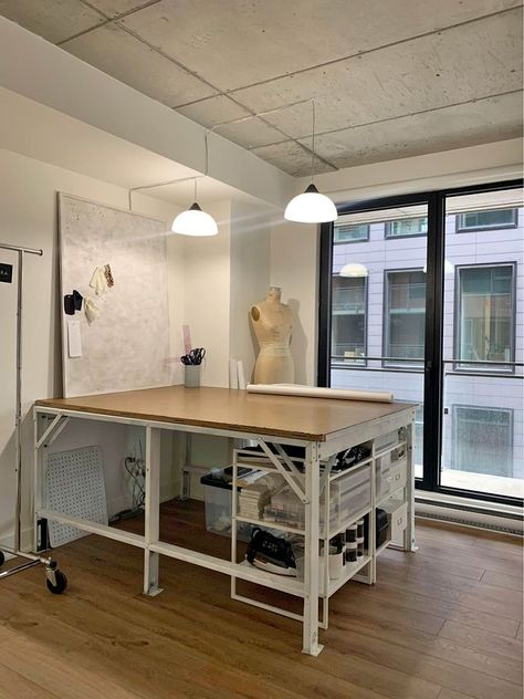 Design Studio Workspace, Sewing Room Inspiration, Fashion Designer Studio, Sewing Room Design, Boutique Interior Design, Studio Room, Boutique Interior, Sewing Rooms, Sewing Studio