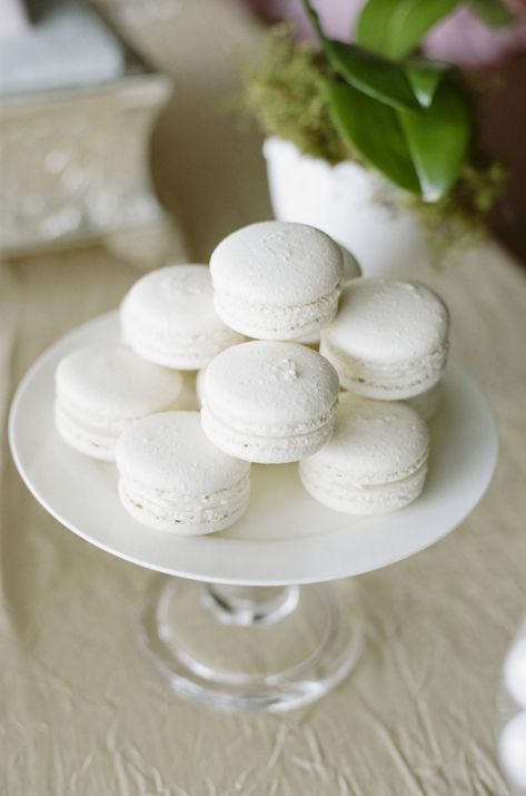 White Macarons, White Chocolate Macarons, Macaroons White Chocolate, White Macaron Tower, Coconut Macaroons Photography, Coffee And Macarons Photography, How To Make Macarons, Pretty Dessert, French Macarons