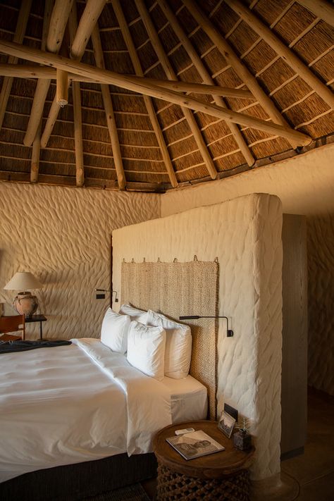 Luxury Lodge Interiors, Mud House Design Ideas, Mud House Design, Earth Ship Homes, African Hut House, Safari Lodges Design, Mud Spa, Safari Lodge Interior, Kenya Safari Lodge