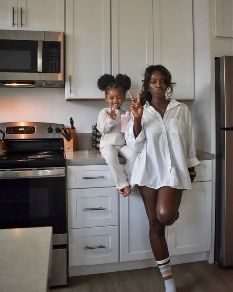 Black Mom Asthetic Picture, Mom Dream Life, Beach Inspo Pics Family, Black Mom Aesthetic, Hard Decision, 2 Daughters, Black Motherhood, Mommy And Daughter, Mommy And Baby Pictures