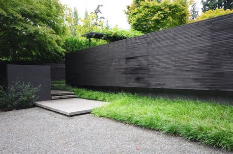 trend alert: black fences | gardenista Ideas Para Decorar Jardines, Contemporary Landscape Design, Black Fence, Front Yard Fence, Modern Fence, Have Inspiration, Garden Architecture, Backyard Fences, Garden Fencing