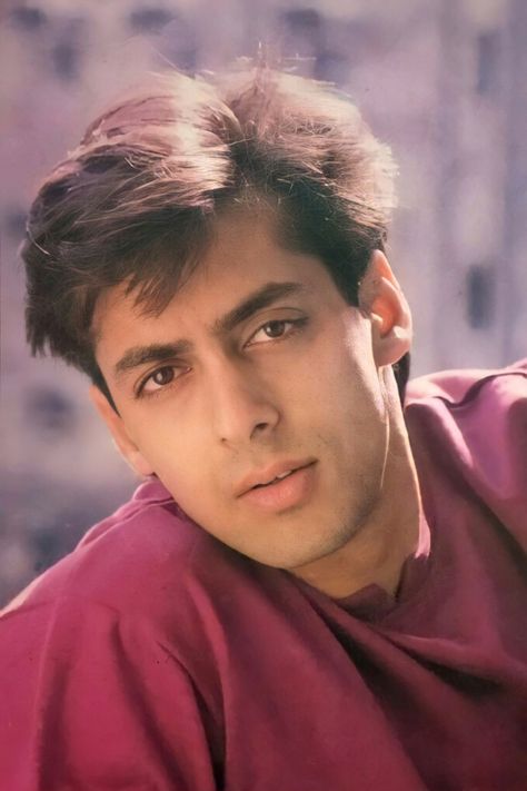 Salman Khan Young, Cute Indian Guys, Salman Khan Wallpapers, 90s Bollywood Aesthetic, Salman Khan Photo, Gents Hair Style, Diy Skin Care Routine, National Film Awards, Crazy Ideas