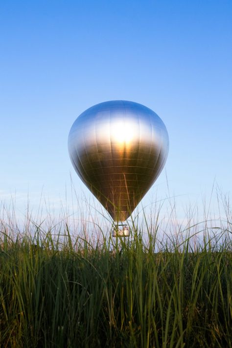 Doug Aitken's mirrored balloon New Horizon flies over Massachusetts Hot Air Balloon Festival, Multimedia Artist, Balloon Sculptures, Sculpture Park, Light Sculpture, Summer Road Trip, Rural Landscape, Art Series, Public Art