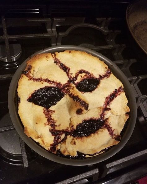 LEATHERFACE Blueberry Pie (*Unknow baker) #NationalBlueberryPieDay  #GhastlyGastronomy Hallowe’en Treats, Pies With Faces, Face Pies Halloween, Creepy Halloween Food, Spooky Food, Halloween Party Dinner, Halloween Food Treats, Halloween Baking, Spooky Treats