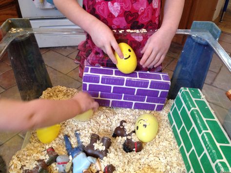 Humpty Dumpty Sensory Table with oats, large plastic eggs with faces drawn on (Humpty Dumpty), horses, cardboard brick (wall), and men. Zoo Room, Nursery Ryhmes, Nursery Rhyme Crafts, March Lessons, February Lessons, Story Maps, Nursery Rhymes Preschool, Nursery Rhyme Theme, Toddler Nursery