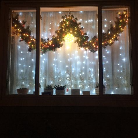 Christmas Curtain Lights Ideas, Christmas Window Ideas Home, Christmas Lights Window Display, Window Christmas Lights, Christmas Curtain Lights, Eclectic Christmas Decor, Curtain Fairy Lights, Fairy Lights Christmas, Christmas Light Curtains