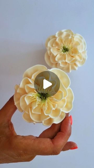 Yellow Cupcake Bouquet, Sweet Ham, Cupcake Decorating Techniques, Buttercream Flowers Tutorial, Cupcakes Flores, Flower Cake Design, Cupcake Piping, Cake Decorating Flowers, Frosting Flowers