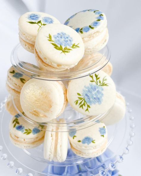 Painted Macarons, Blue Macarons, Cupcake Arrangements, Custom Macarons, Biscuit Decoration, Fairy Tea Parties, Macaroon Recipes, Spring Cookies, Cute Desserts