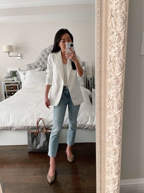 petite boyfriend blazer + straight jeans // casual Friday's work outfit for spring Petite Work Outfits, White Blazer Outfits, Long Linen Pants, Black Slim Pants, Business Casual Dress Code, Look Jean, Extra Petite, Spring Work Outfits, Office Casual Outfit