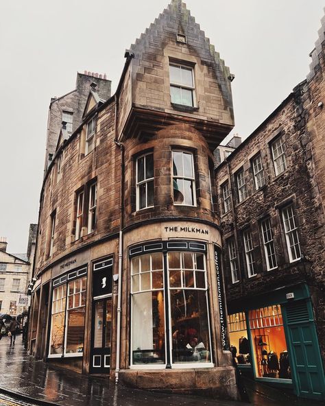 We Love Edinburgh 💙 on Instagram: “▪ The Milkman is an independent speciality coffee shop in the heart of Edinburgh’s Old Town; the perfect place to relax and escape from the…” Old Town Restaurant, Old Town Edinburgh, The Milkman, Speciality Coffee Shop, London Vibes, Bookstore Cafe, Pretty Coffee, Small Kitchen Layouts, Coffee Shop Aesthetic