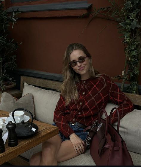 Pernille Teisbaek Style, Burgundy Sweater Outfit, Paris Fashion Week Outfits, Street Style Handbags, Pernille Teisbaek, Elegant Classy Outfits, Burgundy Outfit, Chic Summer Style, Cool Girl Style