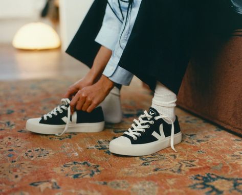 How Veja Strives to Make the Greenest Sneakers - Bloomberg Basket Veja, Reebok Pump, Sneaker Outfits, Respect People, Basket Noir, Veja Sneakers, Sugar Cane, Nudie Jeans, Recycled Rubber