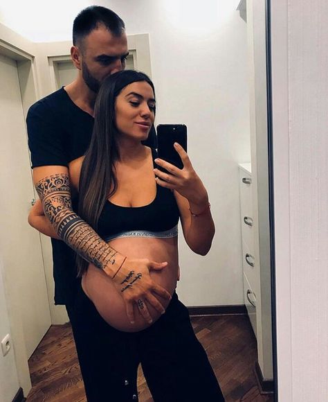 Mirror Selfie Pregnant, Pregnancy Mirror Selfie, Pregnant Outfits, Announcement Photos, Baby Pic, Baby Announcement Photos, Mommy Goals, Maternity Outfits, Couple Selfies