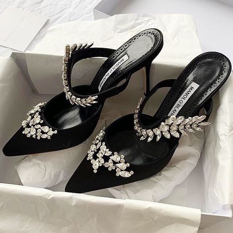 Who What Wear on Instagram: “Wouldn't mind unboxing these right about now. ✨ #TGIF photo: @mvb” Grad Shoes, Manolo Blahnik Lurum, Heels Sparkly, Heels Wedding, Fashion Shoes Heels, Manolo Blahnik Heels, Perfect Music, Sparkly Wedding, Bridal Heels