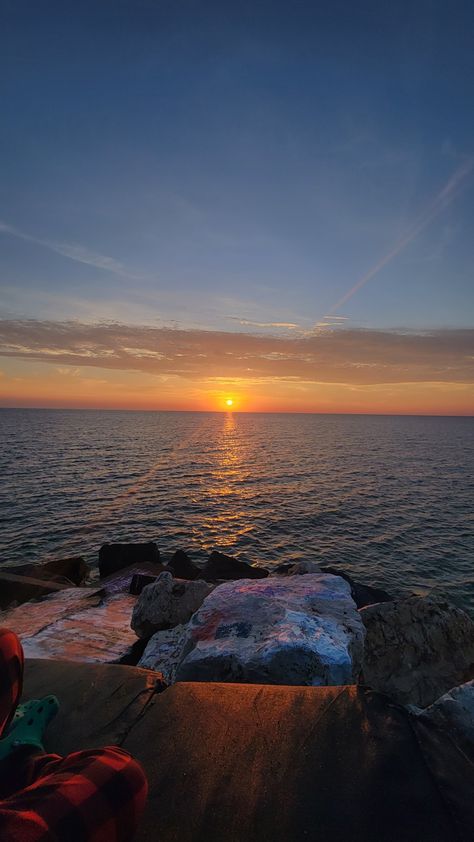 Sunrise over Lake Michigan at Northwestern University Northwestern University Aesthetic, Northwestern Aesthetic, Northwestern University Chicago, City Girl Life, College Core, Northern Michigan University, Mind Movie, Chicago Lakefront, College Goals