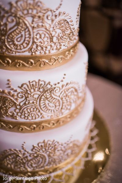 indian wedding cake - Google Search Henna Wedding Cake, Henna Cake, Indian Wedding Cake, Wedding Cake Designs Simple, Paisley Wedding, Indian Cake, Wedding Cakes Ideas, Wedding Cake Design, Small Wedding Cakes