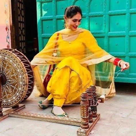 #punjabi virsa Yellow Punjabi Suit, Kurta Pajama Punjabi, Punjabi Suits Patiala, Punjabi Fashion, Designer Punjabi Suits, Punjabi Outfits, Indian Photoshoot, Fashion Sketches Dresses, Kurti Designs Party Wear