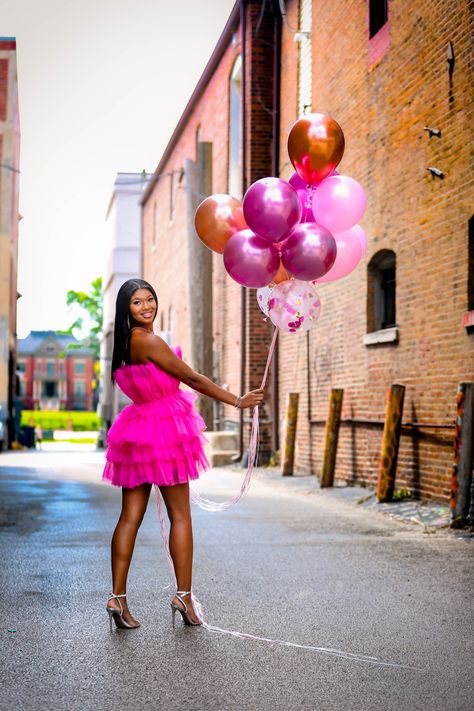 Elegant Sweet 16 Photoshoot, Sweet 16 Photo Shoot Outfits, Sweet 16 Portraits Photo Ideas, Sweet 16 Picture Ideas Photoshoot Casual, Sweet 16 Photoshoot Downtown, Sweet 16 Photoshoot Outdoor, Birthday Poses Outdoor, Sweet 16 Outdoor Photo Shoot, 16 Bday Photoshoot