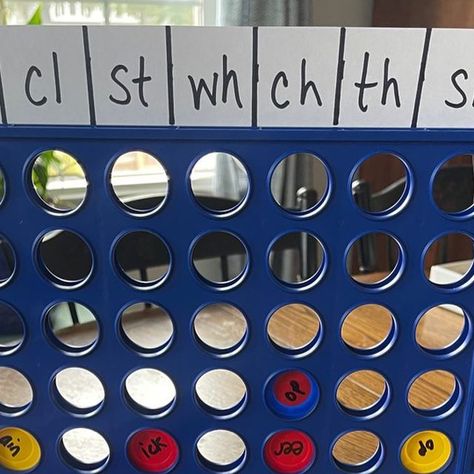 The Unschooled Project on Instagram: "CONNECT 4 PHONICS GAME - Work on word building and reading skills while playing Connect 4. (Because who doesn’t love this game?)   I labeled the top with beginning digraphs (tr, cl, sh, ch, etc.) and then labeled the chips with dot stickers marked with word ending spelling patterns (ock, op, ip, ain, etc.) To play, you have to make a word and read it for the chip to count. Whoever gets four in a row wins. 🏆   #phonicsconnectfour #phonicsgame #phonics #learningtoread #connect4 #connect4readinggame #phonicsactivity #homeschooling #homeschool #homeschoollife #homeschoollifestyle #homeschoolfamily #homeschoolmom #homeschooldays #homeschoolmama #homeschoolcurriculum #homeschooled #unschooled #unschooling #stayathomeschool #wonder #montessorihomesnchool #ho Spelling Word Games, Homeschool Phonics, Phonic Games, Environment Projects, Phonics Blends, Connect Four, Connect 4, Dot Stickers, Kids Literacy