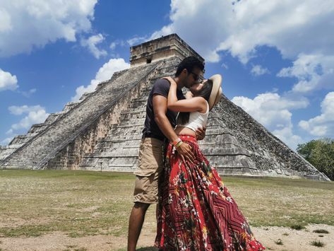 Foto en pareja en una maravilla del mundo chichen itza Chichen Itza Photo Ideas, Chichen Itza Outfit, Cancun Pictures, Cancun Photos, Cruise Photography, Mexico Pictures, Cancun Tulum, Couple Beach Pictures, Christmas Family Photoshoot