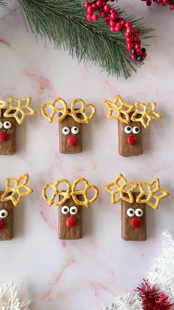 Kerstontbijt School, Reindeer Biscuits, Christmas Favors Diy, M And Ms, Tim Tams, Chocolate Melts, Holiday Activities For Kids, Mini Pretzels, Tim Tam