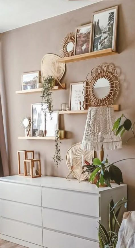 Modern Bohemian Bedroom Decor Chic, Boho Chic Room Ideas, Boho Makeup Room, Boho Teen Room, Farmhouse Bedroom Inspirations, Decoration Boheme, Boho Teen Bedroom, Boho Farmhouse Bedroom, Boho Wand